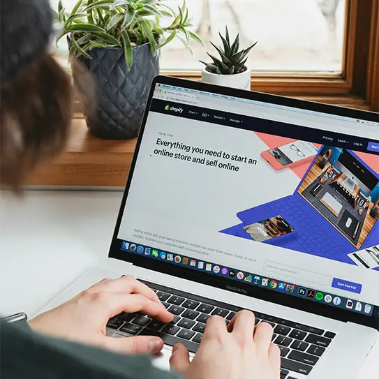 Specialist marketing digital lucrând la strategie